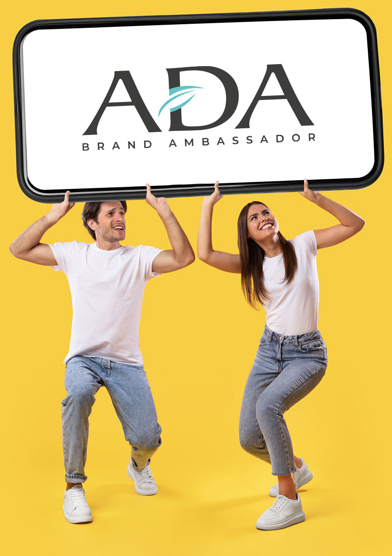 Due influencer che tengono un telefono con la scritta ADA Brand Ambassador, rappresentazione del programma di affiliazione.